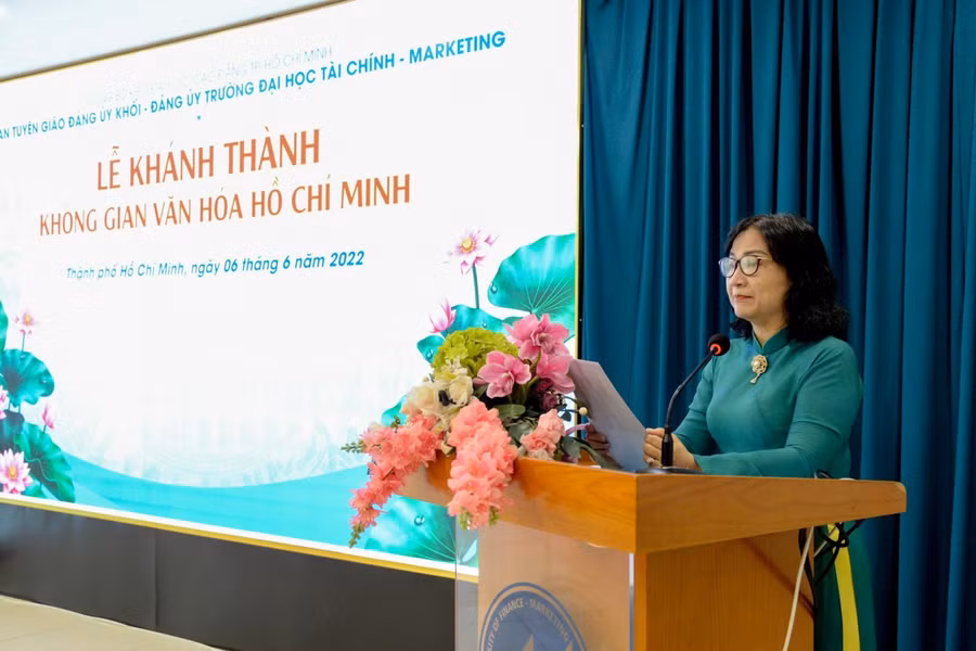 PGS.TS Hồ Thủy Tiên- Chủ tịch Hội đồng trường Trường ĐH Tài chính- Marketing phát biểu tại buổi lễ