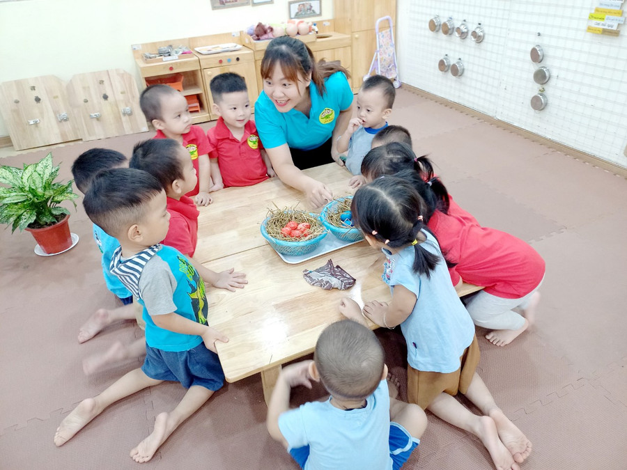 Cô Thu Uyên cùng các bạn nhỏ lớp D2 làm thí nghiệm “Quả trứng đổi màu”. Cô Thu Uyên cùng các bạn nhỏ lớp D2 làm thí nghiệm “Quả trứng đổi màu”.