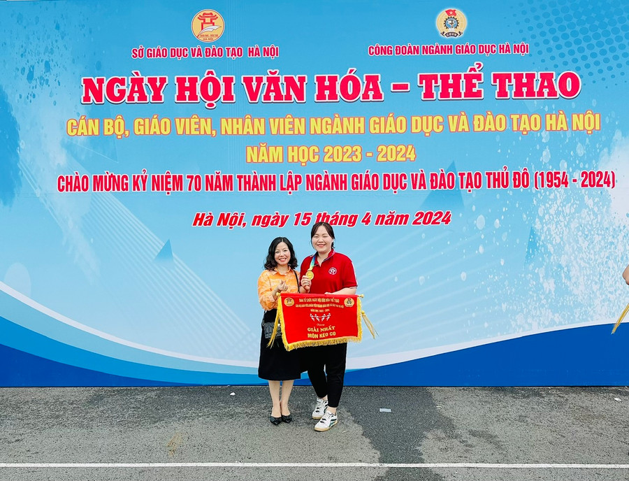 Cô Chử Thị Thu Uyên cũng vừa đạt giải Nhất bộ môn Kéo co cấp thành phố cùng đội tuyển ngành Giáo dục Hoàng Mai. Cô Chử Thị Thu Uyên cũng vừa đạt giải Nhất bộ môn Kéo co cấp thành phố cùng đội tuyển ngành Giáo dục Hoàng Mai.
