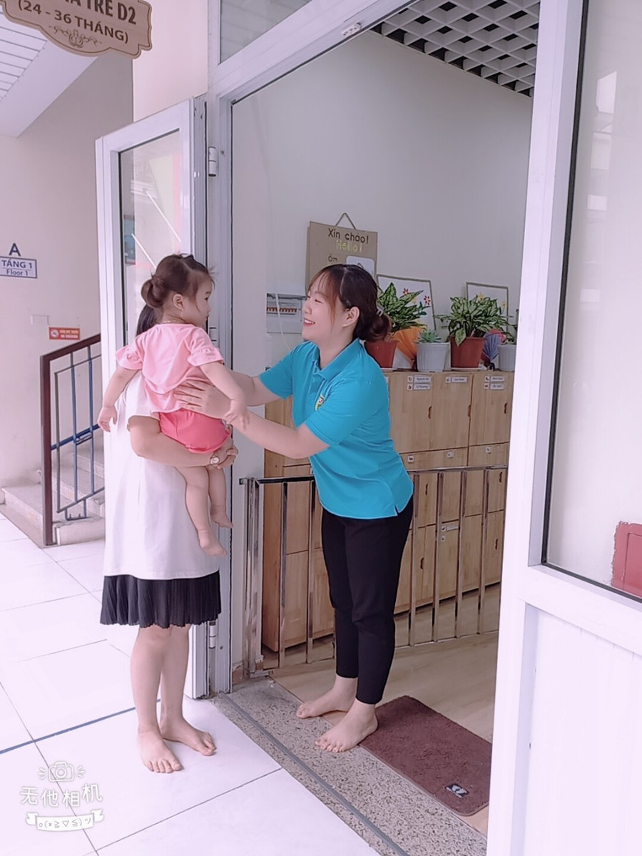 Dù ở độ tuổi nào, trẻ luôn cần đến tình yêu thương, sự niềm nở từ phía các cô giáo. Dù ở độ tuổi nào, trẻ luôn cần đến tình yêu thương, sự niềm nở từ phía các cô giáo.