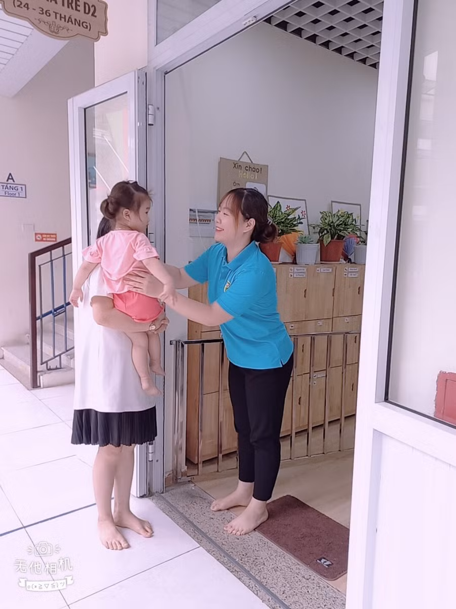 Dù ở độ tuổi nào, trẻ luôn cần đến tình yêu thương, sự niềm nở từ phía các cô giáo. Dù ở độ tuổi nào, trẻ luôn cần đến tình yêu thương, sự niềm nở từ phía các cô giáo.