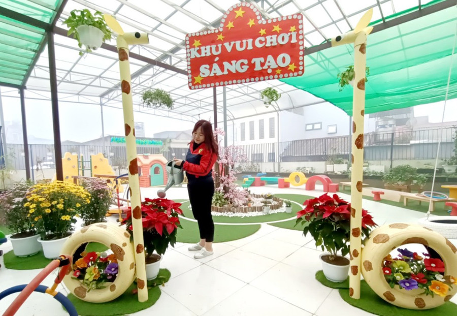 Cô chăm sóc vườn hoa “Khu vui chơi sáng tạo” do cô và đồng nghiệp thiết kế và xây dựng. Cô chăm sóc vườn hoa “Khu vui chơi sáng tạo” do cô và đồng nghiệp thiết kế và xây dựng.