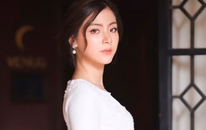 Cách trang điểm quen thuộc của Baifern là chỉ tạo điểm nhấn ở mắt hoặc môi và chọn tông màu nhạt để tô điểm cho khuôn mặt.