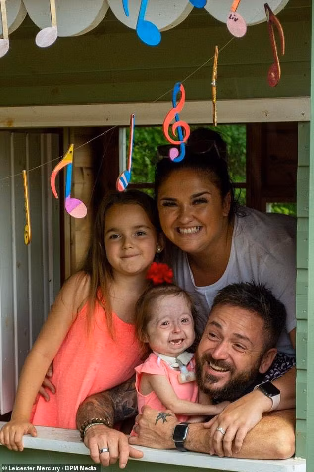 Bé gái 2 tuổi có khuôn mặt như bà lão ảnh 1 Be gai 2 tuoi co khuon mat nhu ba lao hinh anh 2 22345206-7800797-image-a-33_1576580319818.jpg