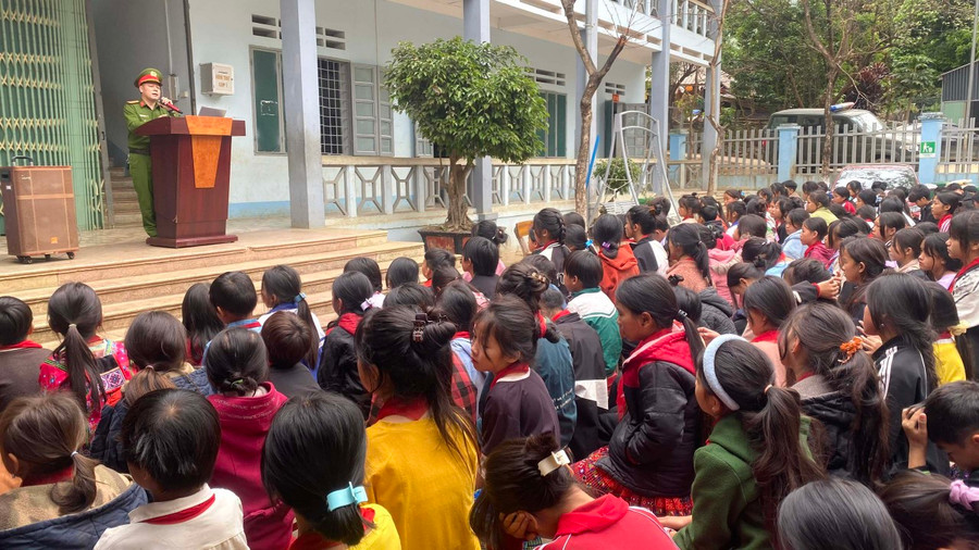 Công an huyện Tân Uyên tuyên truyền, phổ biến giáo dục pháp luật tại Trường THCS xã Hố Mít.