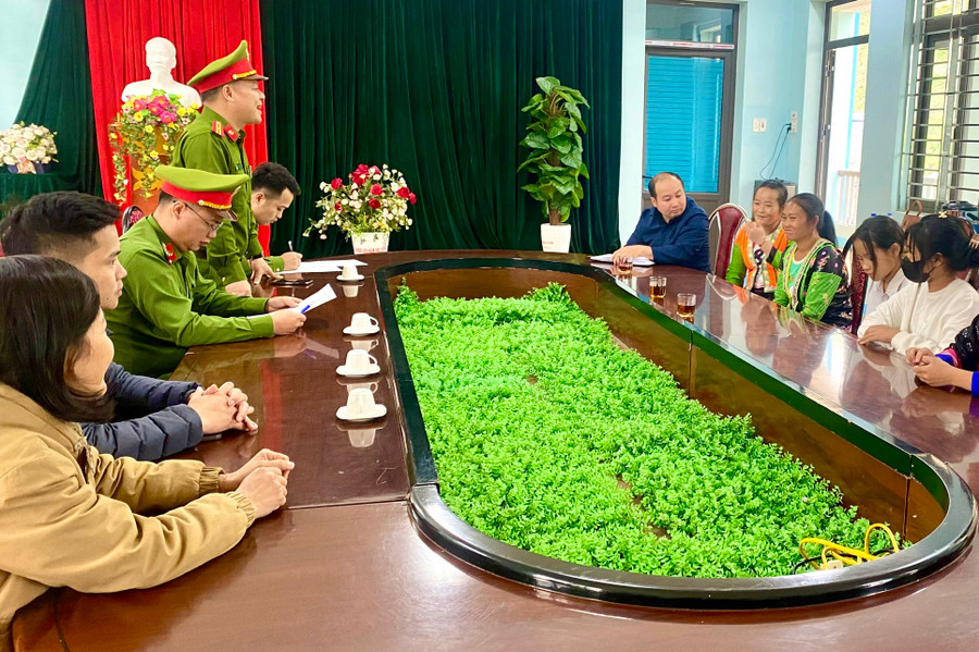 Tuyên truyền tới phụ huynh và học sinh để các em tiếp tục đến trường.