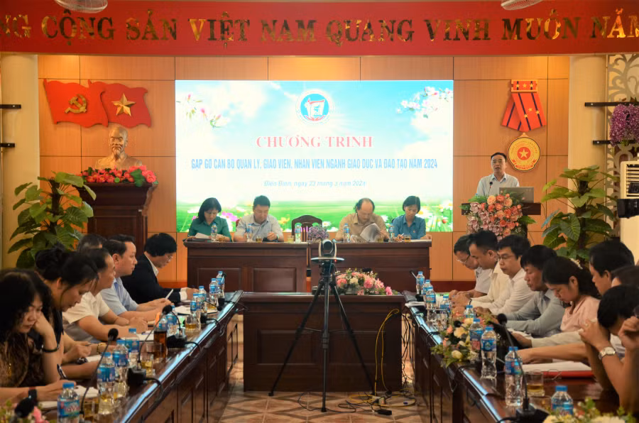 Các đại biểu trong chương trình gặp gỡ cán bộ quản lý, giáo viên, nhân viên ngành GD&ĐT.