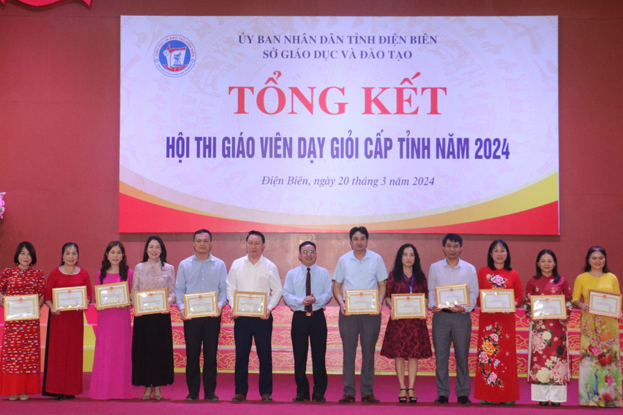 Trao giấy khen cho 12 tập thể có thành tích xuất sắc trong công tác tổ chức hội thi. Trao giấy khen cho 12 tập thể có thành tích xuất sắc trong công tác tổ chức hội thi.