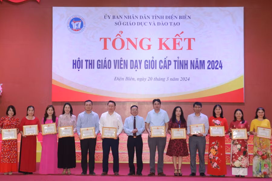 Trao giấy khen cho 12 tập thể có thành tích xuất sắc trong công tác tổ chức hội thi.