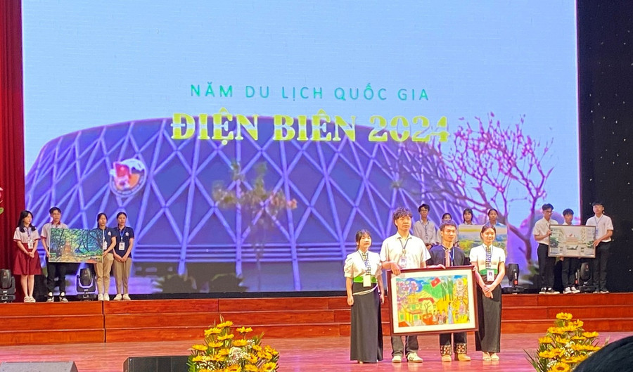 Các thí sinh Điện Biên tại lễ khai mạc cuộc thi nghiên cứu KHKT cấp quốc gia. Các thí sinh Điện Biên tại lễ khai mạc cuộc thi nghiên cứu KHKT cấp quốc gia.