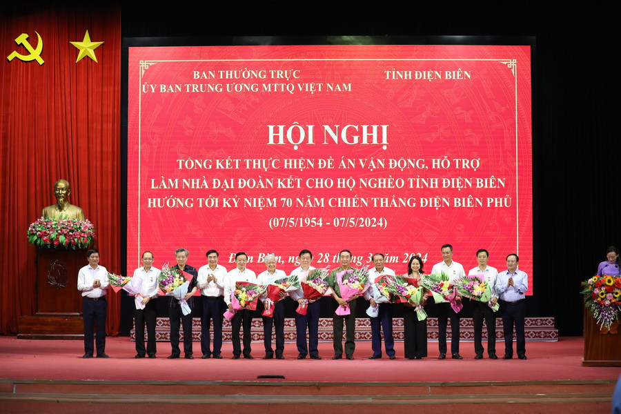 Nhiều tập thể, cá nhân được khen thưởng vì có thành tích xuất sắc trong thực hiện Đề án 09. Nhiều tập thể, cá nhân được khen thưởng vì có thành tích xuất sắc trong thực hiện Đề án 09.