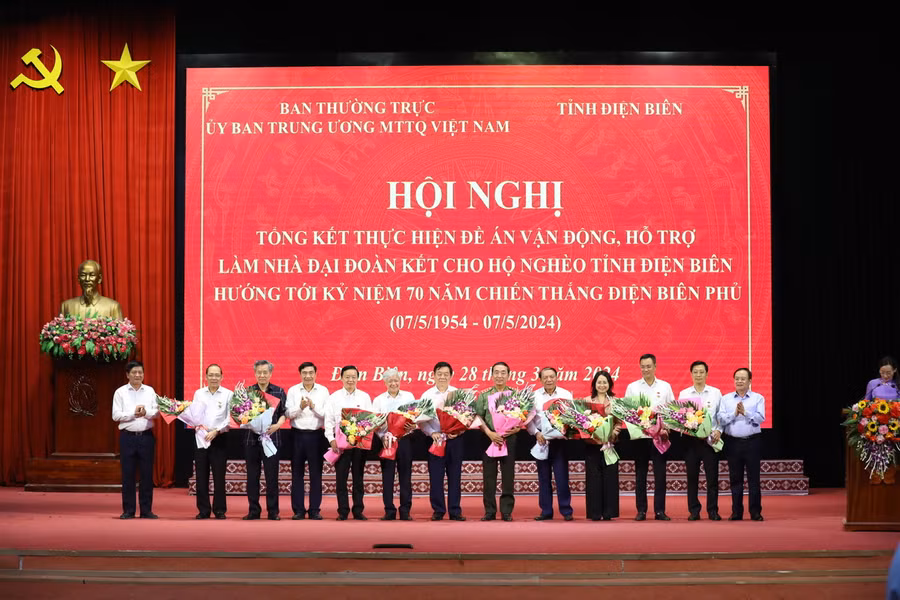 Nhiều tập thể, cá nhân được khen thưởng vì có thành tích xuất sắc trong thực hiện Đề án 09.