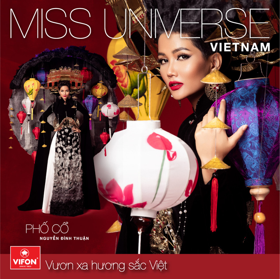 Phần mấn và những chiếc lồng đèn góp phần tô điểm màu sắc trên tổng thể màu đen, tạo hiệu quả thẩm mỹ và giải trí cho người nhìn, giúp Hoa hậu H’Hen Niê không bị mất hút trên sân khấu. Phần mấn và những chiếc lồng đèn góp phần tô điểm màu sắc trên tổng thể màu đen, tạo hiệu quả thẩm mỹ và giải trí cho người nhìn, giúp Hoa hậu H’Hen Niê không bị mất hút trên sân khấu.