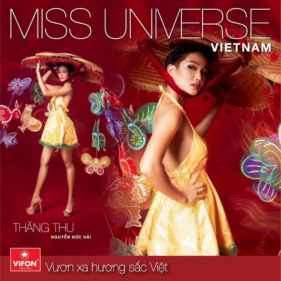 Dựa vào cảm hứng lồng đèn truyền thống trung thu, thí sinh Nguyễn Đức Hải sử dụng áo yếm ánh vàng tượng trưng cho mặt trăng, tôn vinh vẻ đẹp phụ nữ Việt Nam: dịu dàng, đằm thắm. Dựa vào cảm hứng lồng đèn truyền thống trung thu, thí sinh Nguyễn Đức Hải sử dụng áo yếm ánh vàng tượng trưng cho mặt trăng, tôn vinh vẻ đẹp phụ nữ Việt Nam: dịu dàng, đằm thắm.