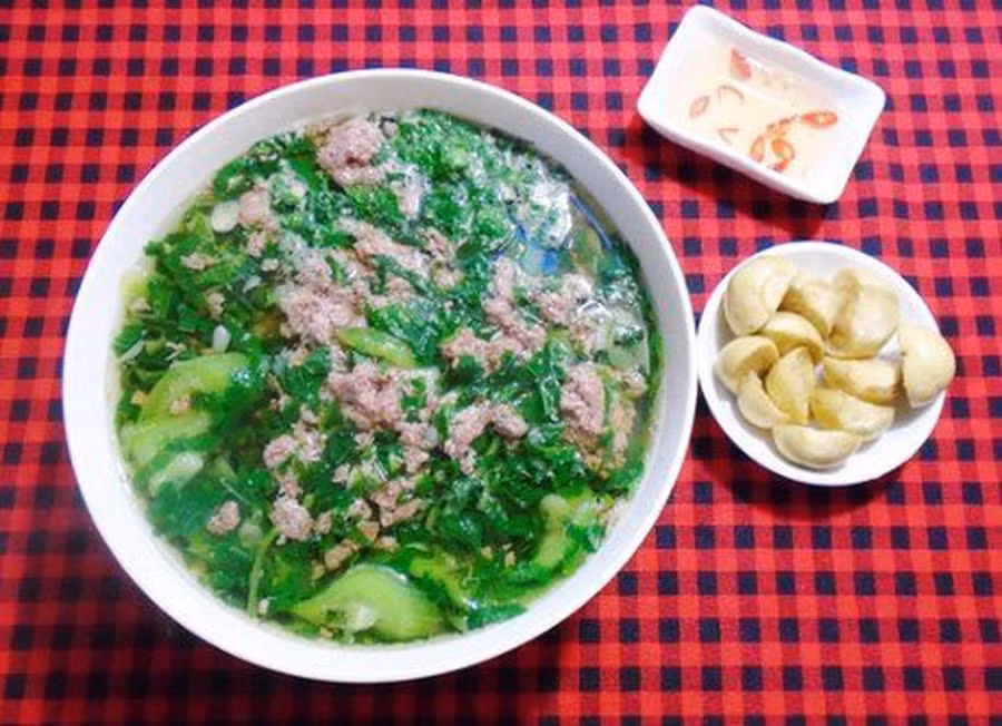 Canh cua đồng là món ưa thích trong bữa cơm của các gia đình những ngày hè oi bức.