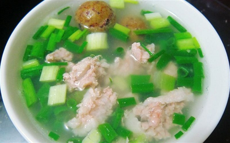 Vị chua dịu của canh sấu thịt băm se làm "tốn cơm" hơn thường lệ Vị chua dịu của canh sấu thịt băm se làm "tốn cơm" hơn thường lệ