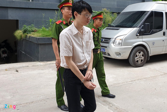 Nguyễn Anh Tú đến tòa sáng 12/7. Ảnh: Hoàng Lam. Chan dung ke nghien phim doi truy, sat hai nu sinh dien anh hinh anh 1