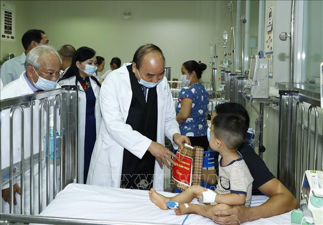 Thủ tướng Nguyễn Xuân Phúc dự Lễ kỷ niệm 50 năm xây dựng và Phát triển Bệnh viện nhi Trung ương ảnh 8 Chú thích ảnh