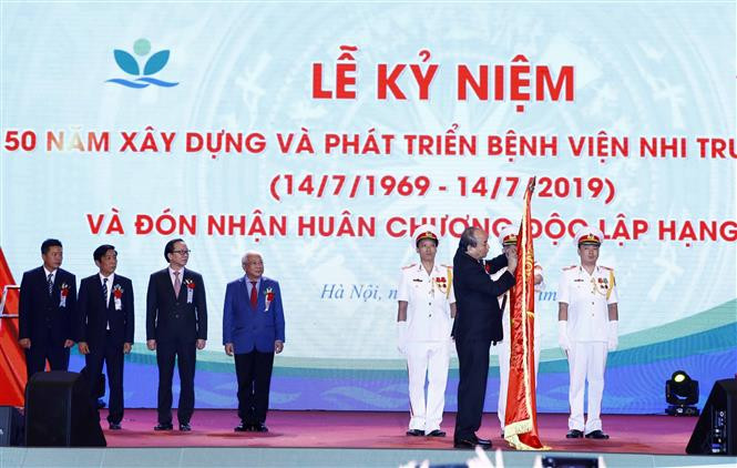 Thủ tướng Nguyễn Xuân Phúc dự Lễ kỷ niệm 50 năm xây dựng và Phát triển Bệnh viện nhi Trung ương ảnh 4 Chú thích ảnh