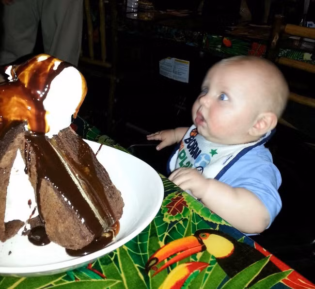 Có thật là bố mẹ sẽ cho con ăn hết đĩa bánh này không ạ?