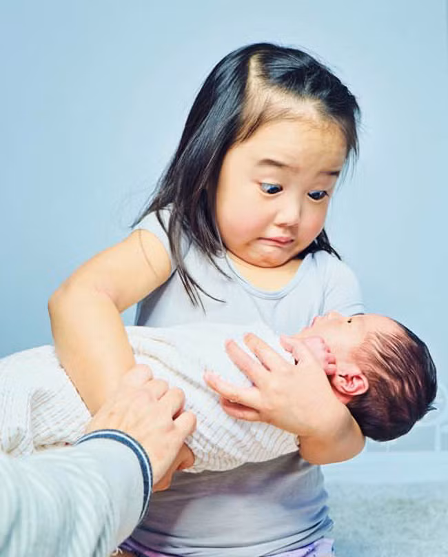 Í, em búp bê này biết cử động y như thật.