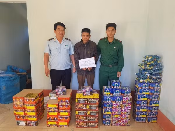 Bắt giữ đối tượng vận chuyển pháo lậu từ Lào về Việt Nam tiêu thụ