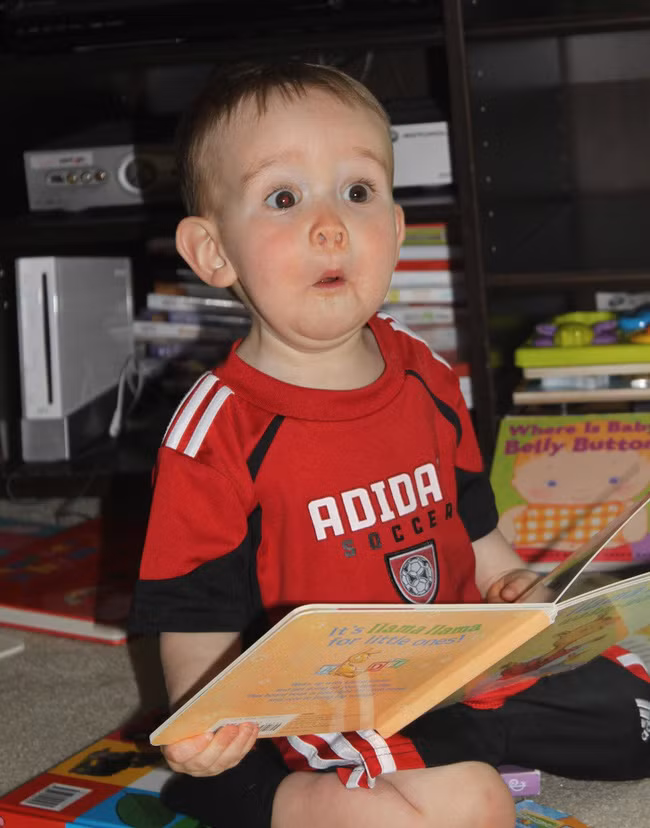 Đọc truyện mà đến đoạn hấp dẫn là mặt con hài như thế đây, dù con chưa biết đọc chữ nào.