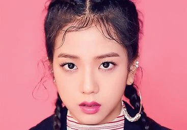 Jisoo có thể hợp mọi loại son vì đôi môi trái tim đặc biệt cùng nước da trắng ngần của cô. 