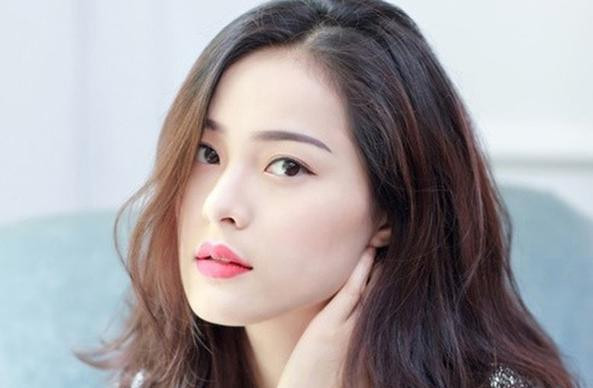 Tóc lob lệch ngôi thì việc giữ ngôi là quan trọng nhất và cũng đơn giản nhất.