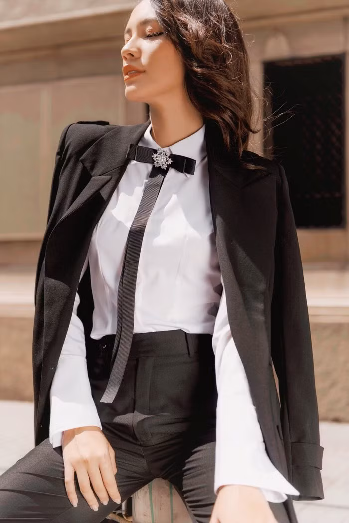 Nhưng cũng vô cùng quyến rũ và điệu đà với dây nơ thả dài mềm mại