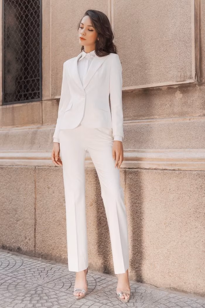 Suit trắng với phom dáng tinh giản những vô cùng sang trọng