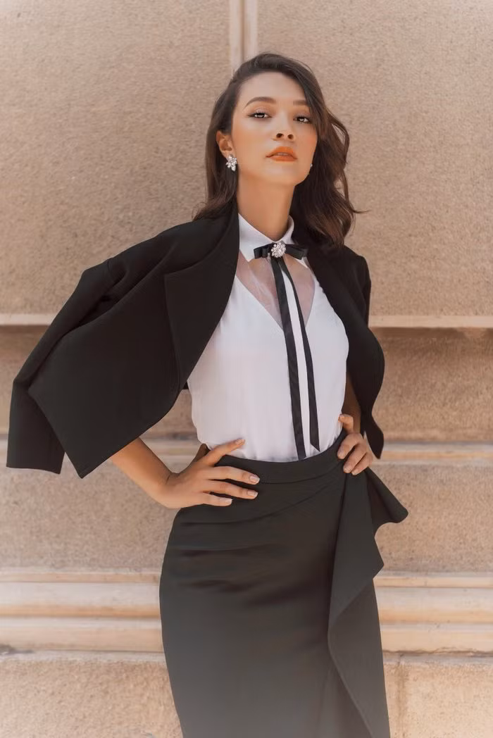 Gợi ý trang phục thu đông chuẩn công sở nhưng vẫn xinh như hot girl sành điệu ảnh 12 Mách nước cho nàng mặc chuẩn công sở mà vẫn xinh tươi như hot girl sành điệu khi thu đông về ảnh 11