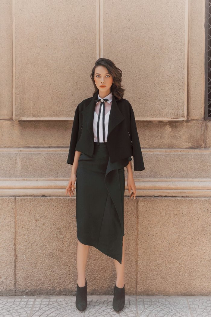 Gợi ý trang phục thu đông chuẩn công sở nhưng vẫn xinh như hot girl sành điệu ảnh 3 Set đồ chân váy đen vạt xéo và áo khoác lửng cũng là gợi ý hoàn hảo cho nàng công sở đón thu.