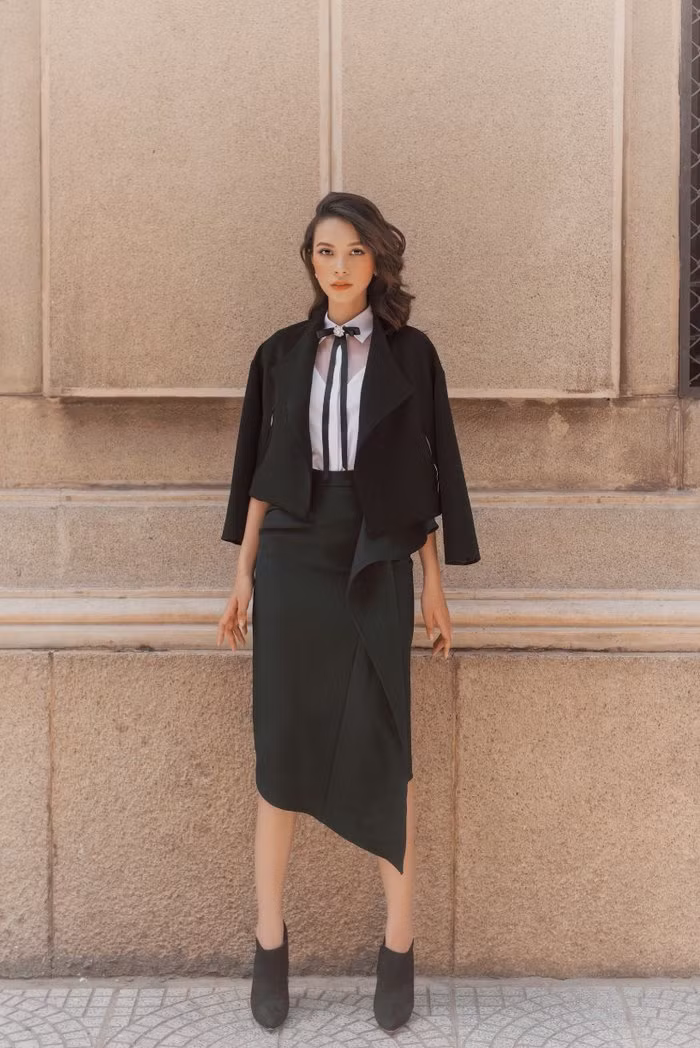 Gợi ý trang phục thu đông chuẩn công sở nhưng vẫn xinh như hot girl sành điệu ảnh 3 Set đồ chân váy đen vạt xéo và áo khoác lửng cũng là gợi ý hoàn hảo cho nàng công sở đón thu.