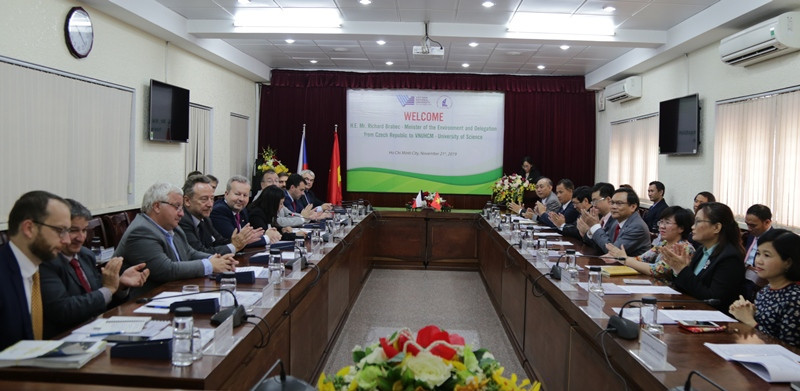 Quang cảnh buổi làm việc giữa Trường ĐH Khoa học Tự nhiên TP.HCM với đoàn công tác của Bộ Môi trường Cộng hòa Séc