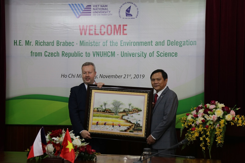 GS Trần Linh Thước- Hiệu trưởng Trường ĐH Khoa học Tự nhiên TP.HCM(phải) tặng bức tranh cho Ngài Richard Brabec-Bộ trưởng Bộ Môi trường Cộng hòa Séc