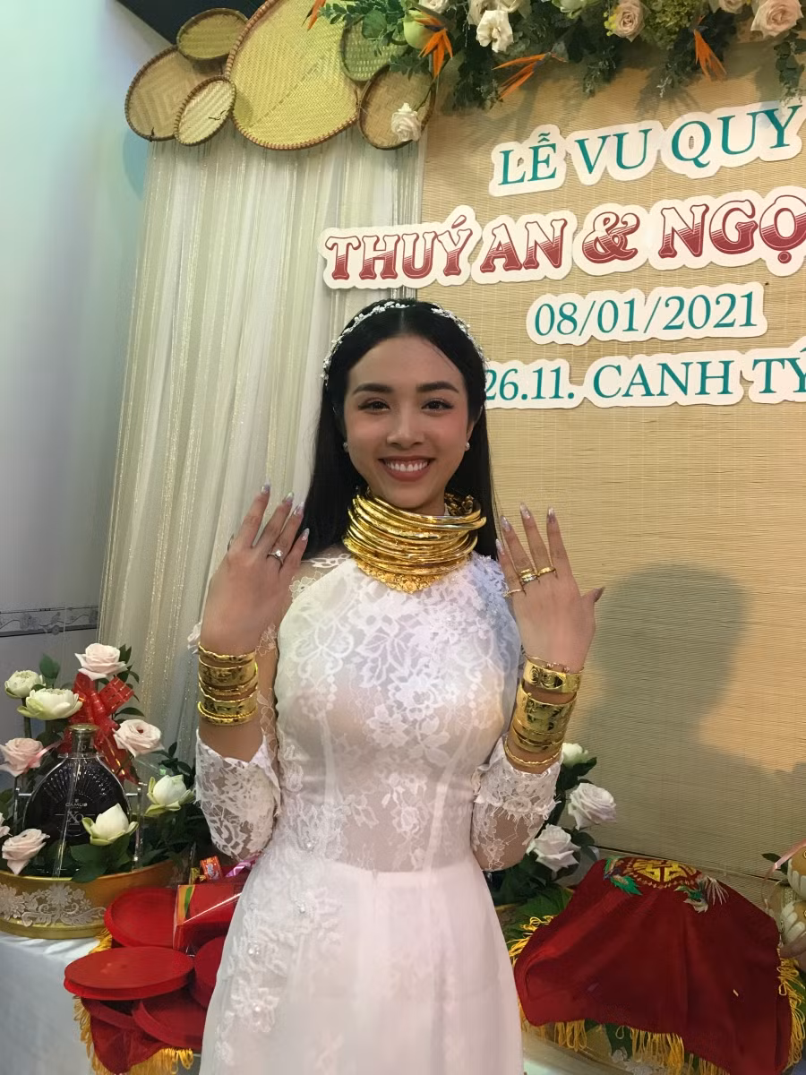 Á hậu Thúy An đeo vàng trĩu cổ trong ngày cưới ảnh 2