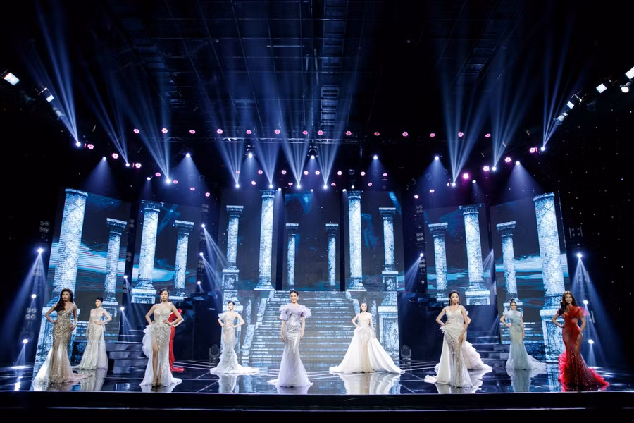 11 người đẹp trên sân khấu lộng lẫy.