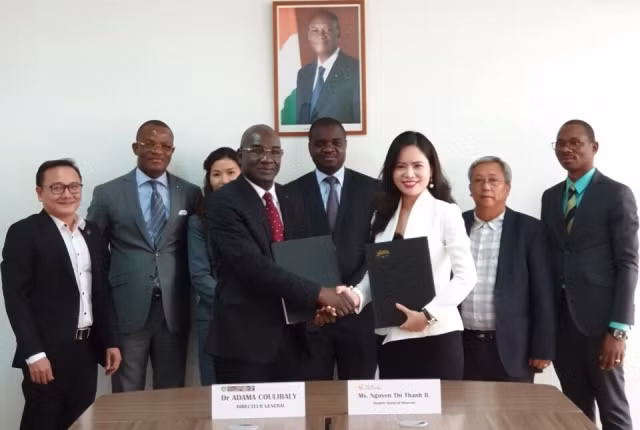 Tổng Giám đốc Hội đồng Bông và Điều Bờ Biển Ngà Coulibaly và Phó Tổng Giám đốc Tập đoàn T&T Group Nguyễn Thị Thanh Bình ký kết thỏa thuận hợp tác chiến lược