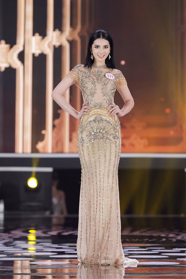 Cẩm Đan sinh năm 2002, cao 1,72 m, số đo 83-64-92 cm.