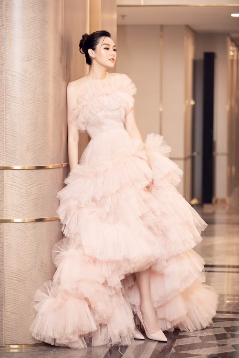 Nàng hậu diện đầm của NTK Nguyễn Minh Công.