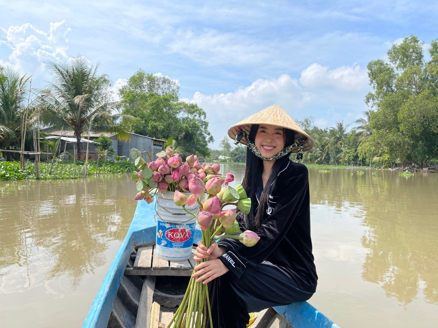 Á hậu Thuý An “thả thính” fan bằng những hình ảnh chuẩn bị cho lễ cưới.