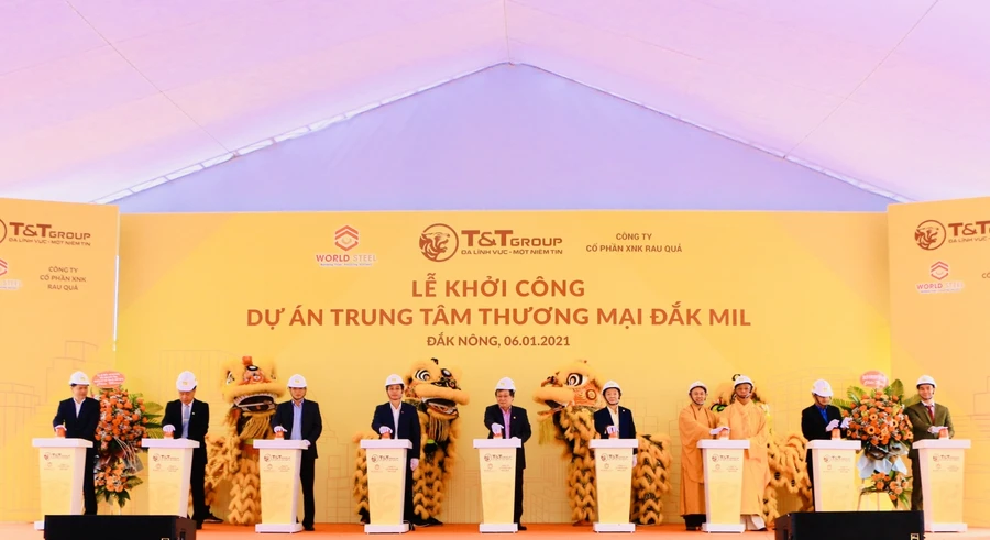 Ông Đỗ Quang Hiển, Chủ tịch HĐQT kiêm TGĐ Tập đoàn T&T Group và các đại biểu bấm nút khởi công dự án.