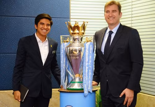 Ông Ferran Soriano (trái) - giám đốc điều hành CFG, và Bộ trưởng Thể thao Malaysia Syed Saddiq.