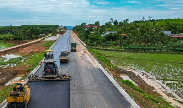 Nhà thầu đang gấp rút hoàn thành khối lượng công việc. (Ảnh: NT)