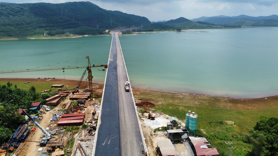 Cao tốc Quốc lộ 45 - Nghi Sơn có cầu vượt hồ Yên Mỹ (Nông Cống) dài gần 1km. (Ảnh: NT)