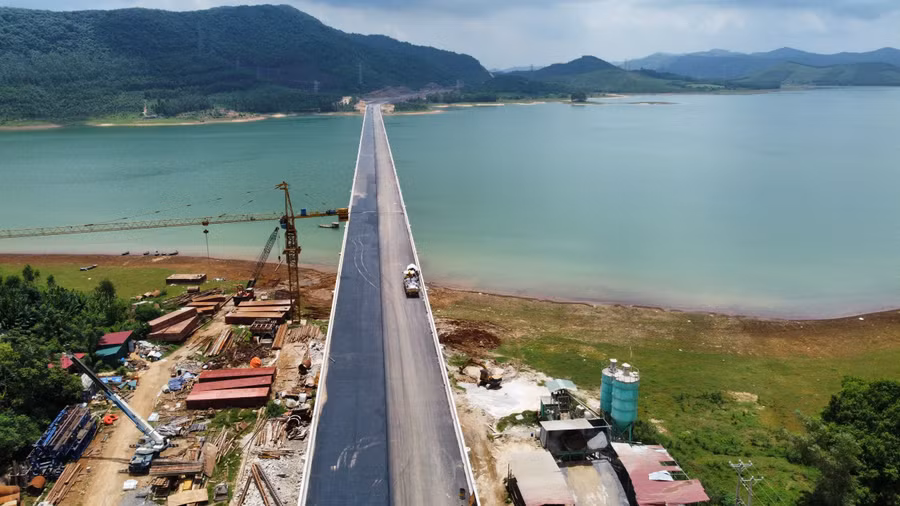 Cao tốc Quốc lộ 45 - Nghi Sơn có cầu vượt hồ Yên Mỹ (Nông Cống) dài gần 1km. (Ảnh: NT)
