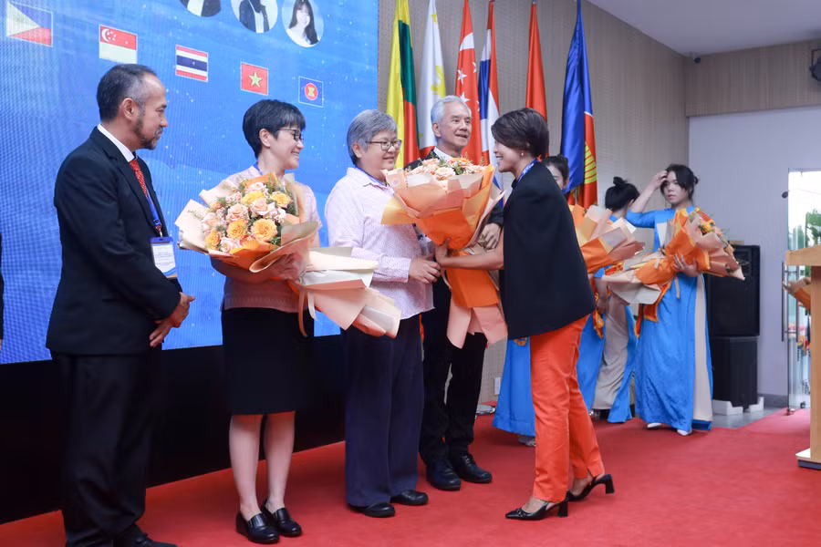 Tiến sĩ Đỗ Thị Lan Đài tặng hoa cho các chuyên gia tại lễ khai mạc đánh giá ngoài cấp cơ sở giáo dục theo chuẩn AUN-QA 3.0. Ảnh: Lạc Hồng