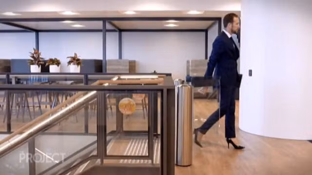 Chàng trai sải bước trên giày cao gót để "thấy mình quyền lực hơn"