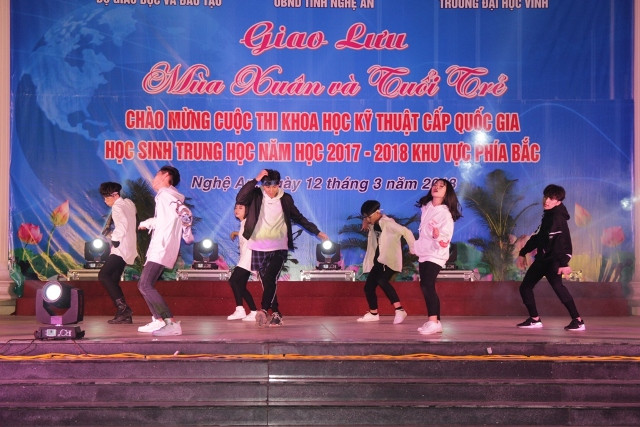 Một tiết mục nhảy sôi động, làm nóng bầu không khí